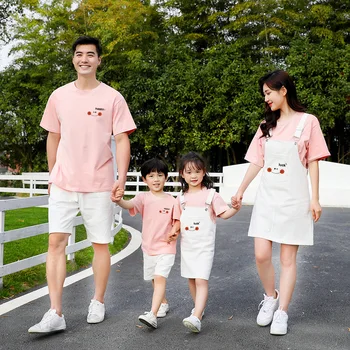 Години семеен комплект за майки и дъщери; семейството дрехи за мама, татко и син; Комплекти дрехи на бретелях; памучни ризи; ежедневни тениски