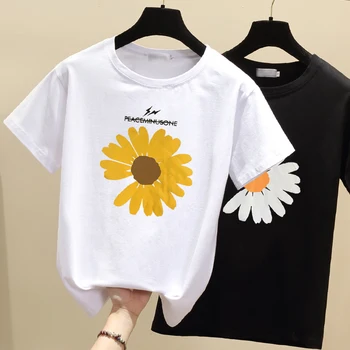 Направете бяла женска памучна тениска с къс ръкав свободно намаляване с надпис web celebrity и малки вложки под формата на ромашек през пролетта и лятото.