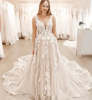 Булчинска рокля от мек тюл с V-образно деколте и апликации на ниски гърба, струята под формата на параклис, луксозни сватбени рокли