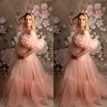 Елегантна розова дълга рокля трапецовидна форма за бременни, секси рокля с открити рамене, кривата на ръкавите, на много нива къдри, рокли за фотосесии на бременни, за детската душа