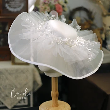 Страхотна Бяла сватбена шапка с широка периферия, Мек филц шапки с цветя модел, Елегантни дамски модни филц шапки за партита на конни надбягвания